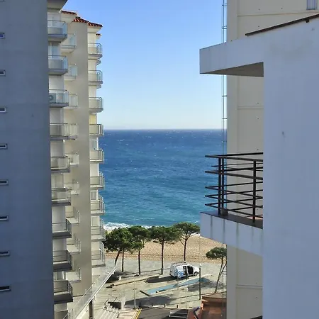 Апартаменти Homeholidaysrentals I *