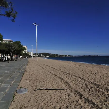 Апартаменти Homeholidaysrentals I *